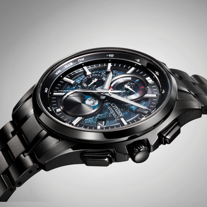 Schwarze Citizen-Uhr mit blauem Zifferblatt und schwarzem Armband.