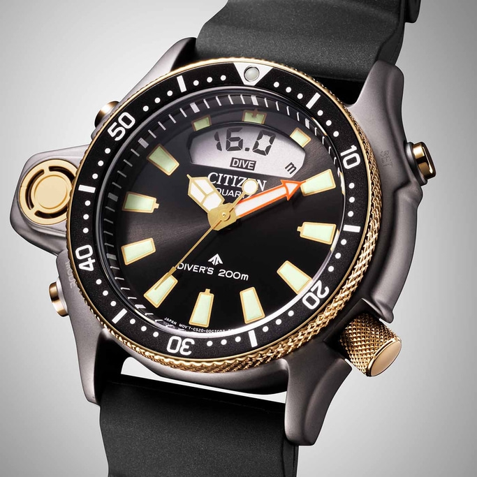 Citizen Taucheruhr mit schwarzem Zifferblatt, goldenen Akzenten und digitaler Tiefenanzeige.