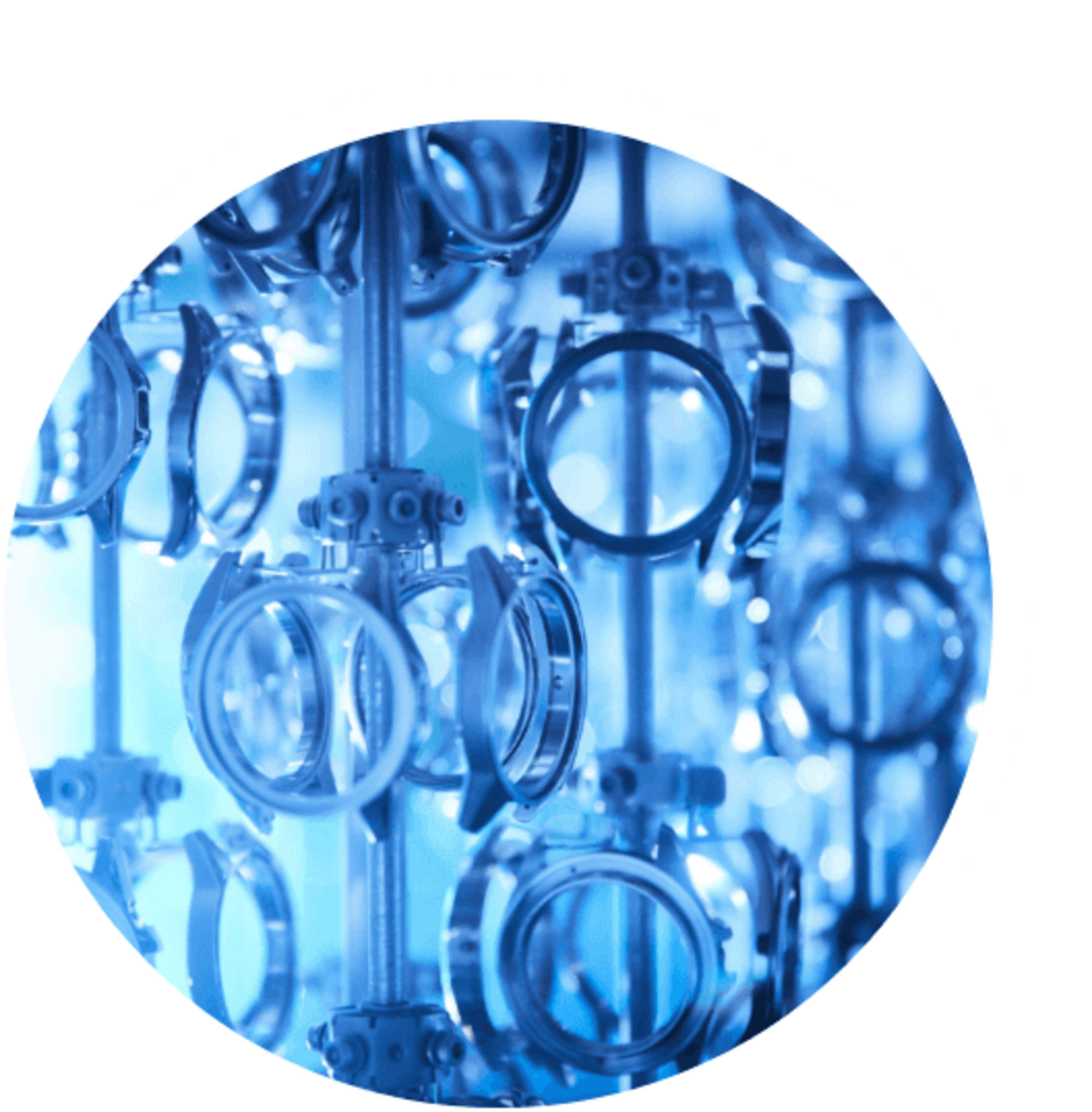 Nahaufnahme von Uhrteilen, bläulich getönt, industriell, kreisförmig, Metall, Herstellungsprozess