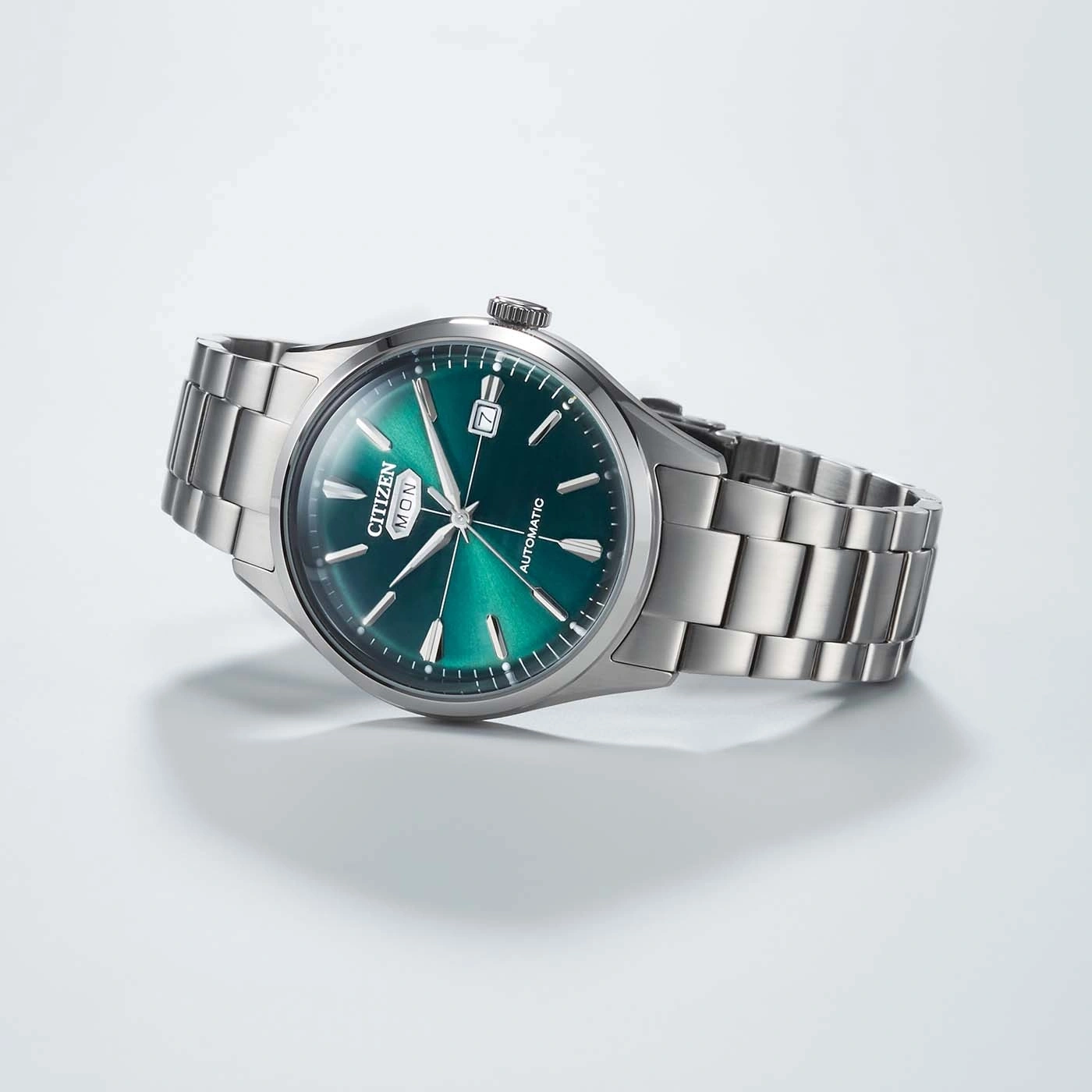 Eine stilvolle grüne Citizen Automatik-Uhr mit Edelstahluhrband.