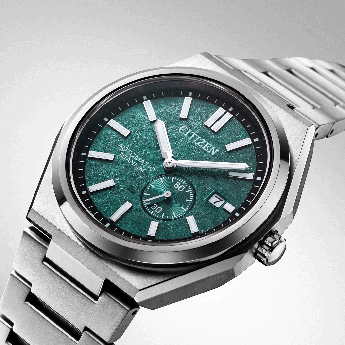 Citizen-Uhr mit grünem Zifferblatt und Titanarmband, Nahaufnahme.