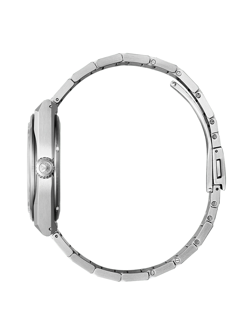 Seitenansicht einer silbernen Armbanduhr mit Metallband auf grünem Hintergrund.