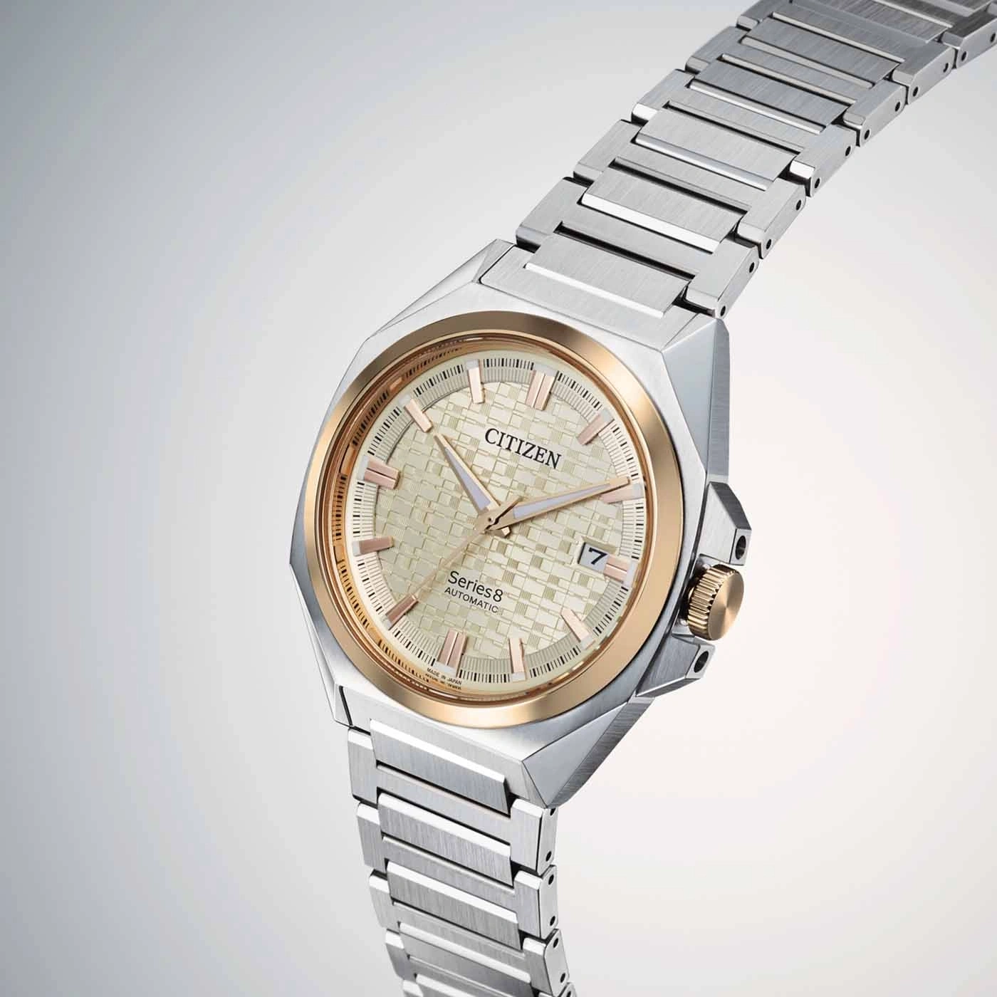 Citizen Series 8 Automatikuhr mit goldenen Akzenten und silbernem Armband.