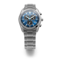 Eine moderne silberne Citizen Eco-Drive Titanium Chronographenuhr mit blauem Zifferblatt.