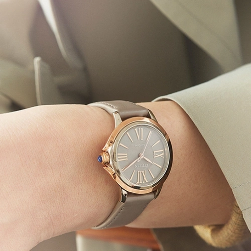 Armbanduhr mit grauem Zifferblatt und Lederarmband am Handgelenk einer Person