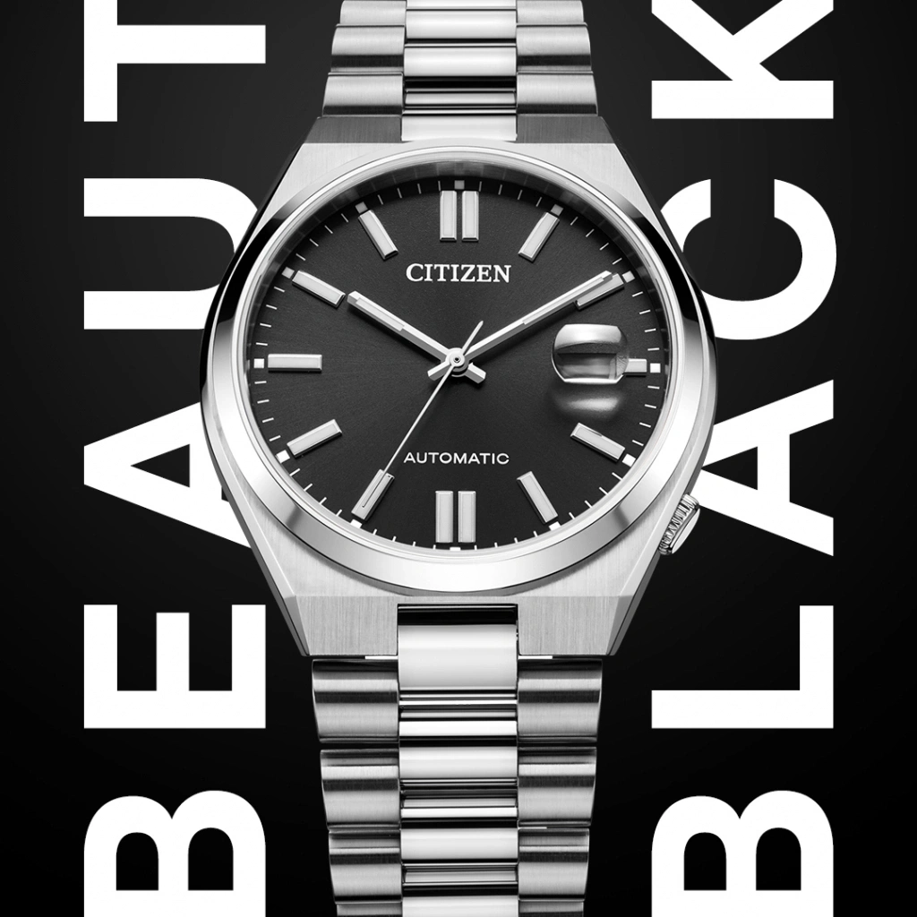 Citizen-Uhr mit schwarzem Zifferblatt, silbernem Armband und den Worten BEAUTY BLACK.