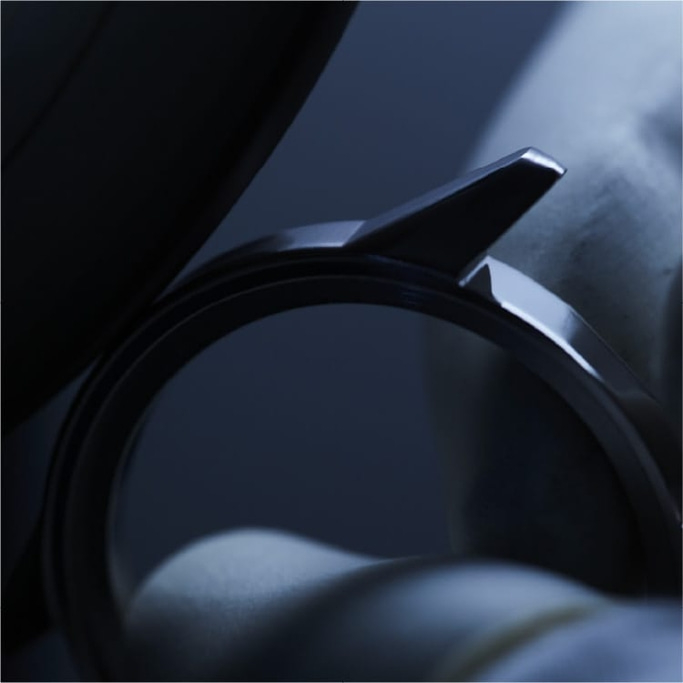 Nahaufnahme einer Uhr mit glänzendem Metallband und Details.