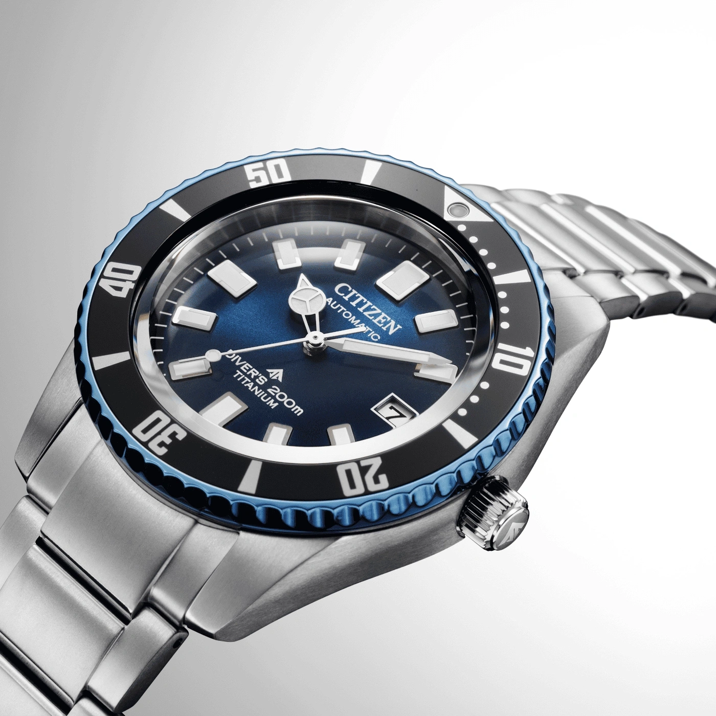 Citizen-Uhr mit blauem Zifferblatt und Titanarmband, Nahaufnahme.