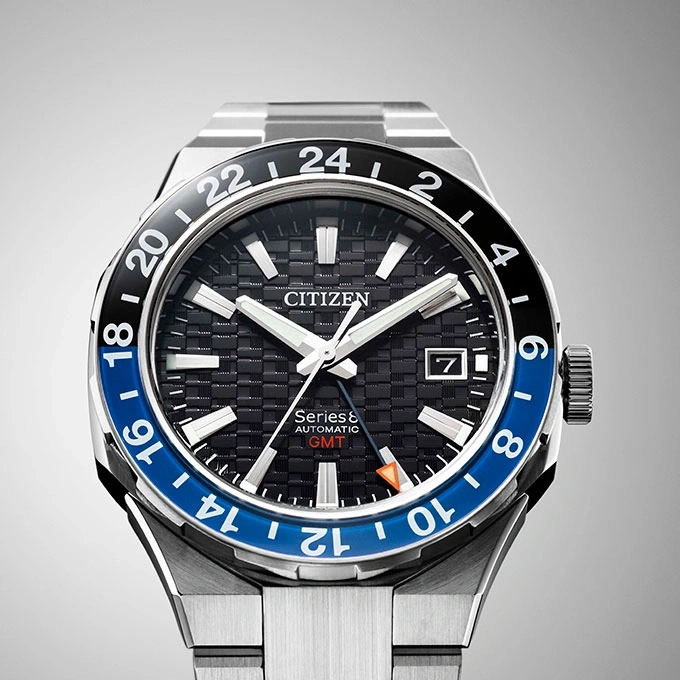 Citizen Series 8 GMT Uhr mit schwarzer und blauer Lünette und Datumsanzeige