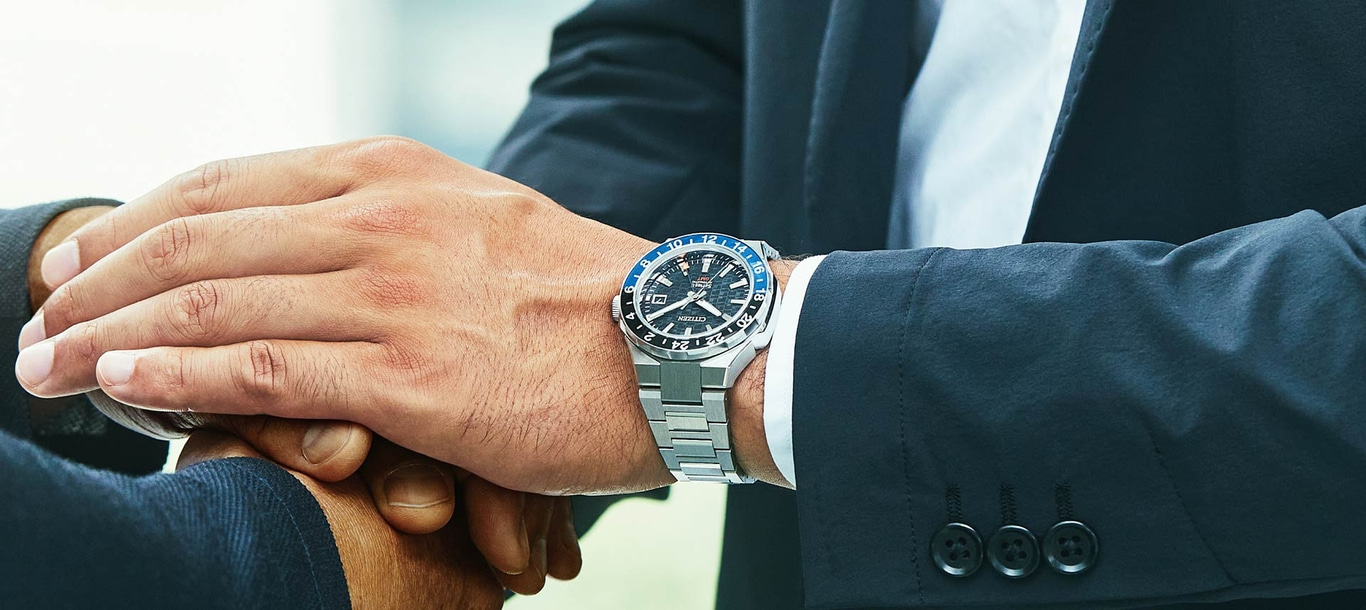 Mann mit Uhr, Händeschütteln, Business-Kleidung, Nahaufnahme, Geschäft