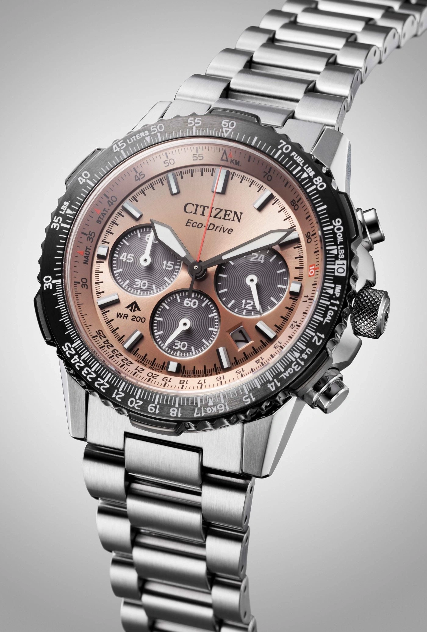 Citizen Eco-Drive Uhr mit Metallarmband und detailliertem Zifferblatt, das Zeit und Messungen anzeigt.