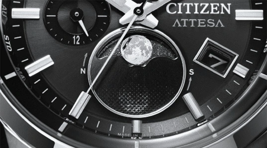 Nahaufnahme einer Citizen Attesa Uhr mit Mondphasen- und Datumsanzeige.