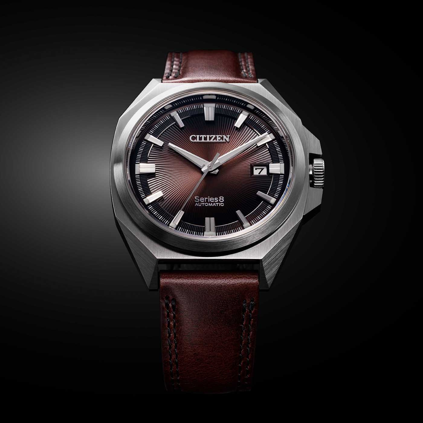 Citizen Series 8 Automatikuhr mit braunem Lederarmband und dunklem Zifferblatt.