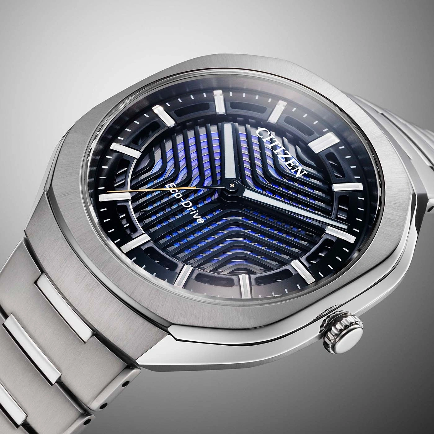 Eine Nahaufnahme einer modernen Citizen Eco-Drive Uhr mit blau-schwarzem Zifferblatt und silbernem Armband.