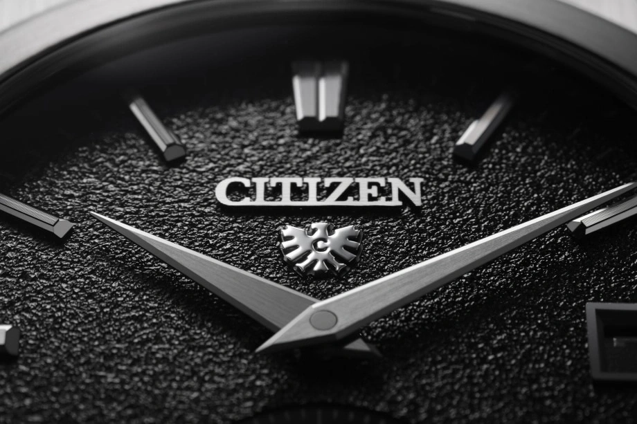 Nahaufnahme eines Citizen-Zifferblatts mit silbernen Zeigern und Logo.