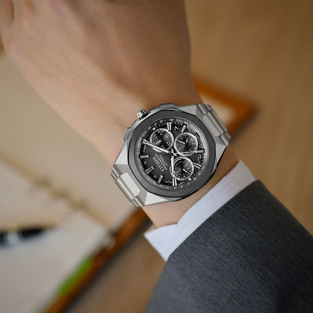 Citizen Attesa Uhr am Handgelenk, grauer Anzug, Nahaufnahme, Luxusuhr, elegantes Design