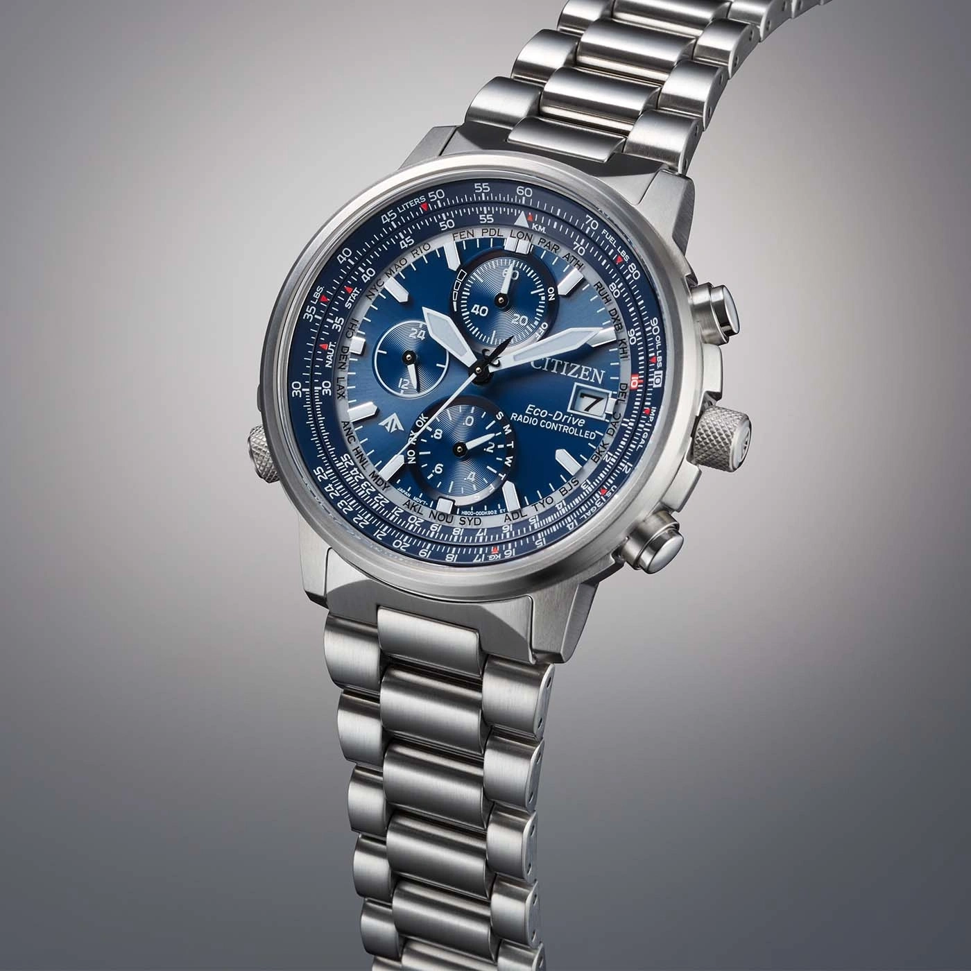 Citizen-Uhr mit blauem Zifferblatt und silbernem Armband, funkgesteuert, Eco-Drive-Technologie.