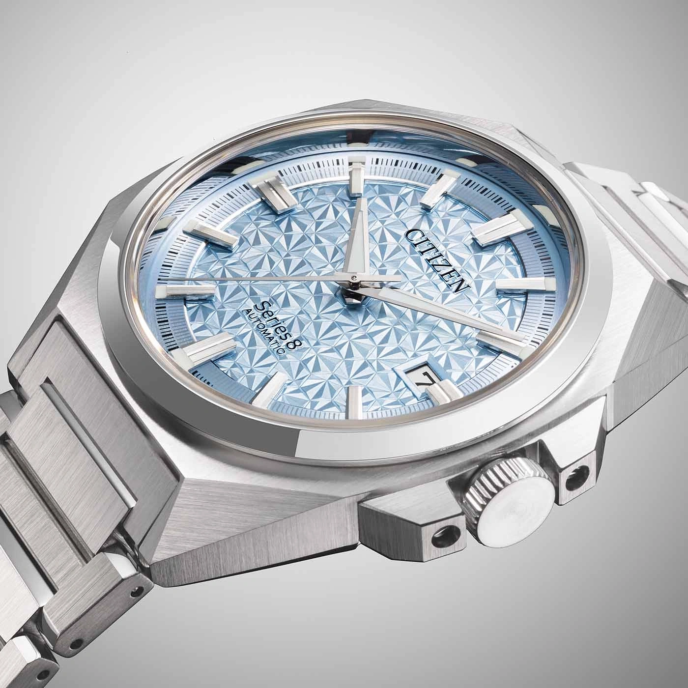 Citizen Series 8 Automatikuhr mit hellblauem Zifferblatt und silbernem Armband.