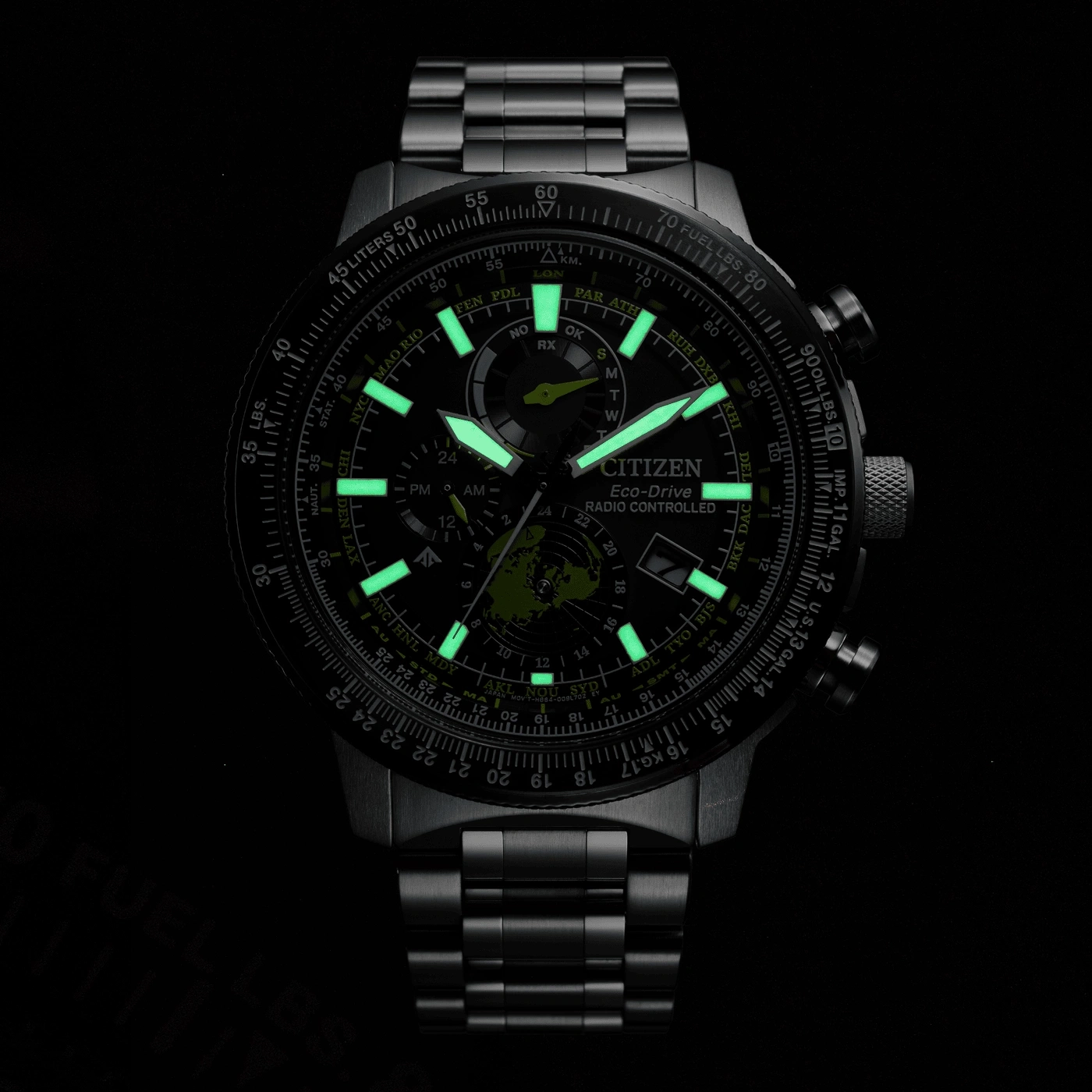 Citizen Eco-Drive Uhr mit leuchtenden Zeigern und Markierungen, schwarzer Hintergrund, Zeitanzeige.