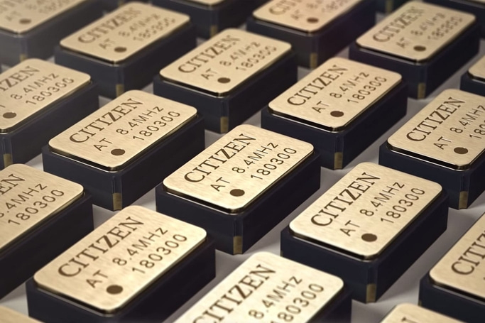 Nahaufnahme von mehreren Citizen AT 8,4 MHz 180300 elektronischen Bauteilen.