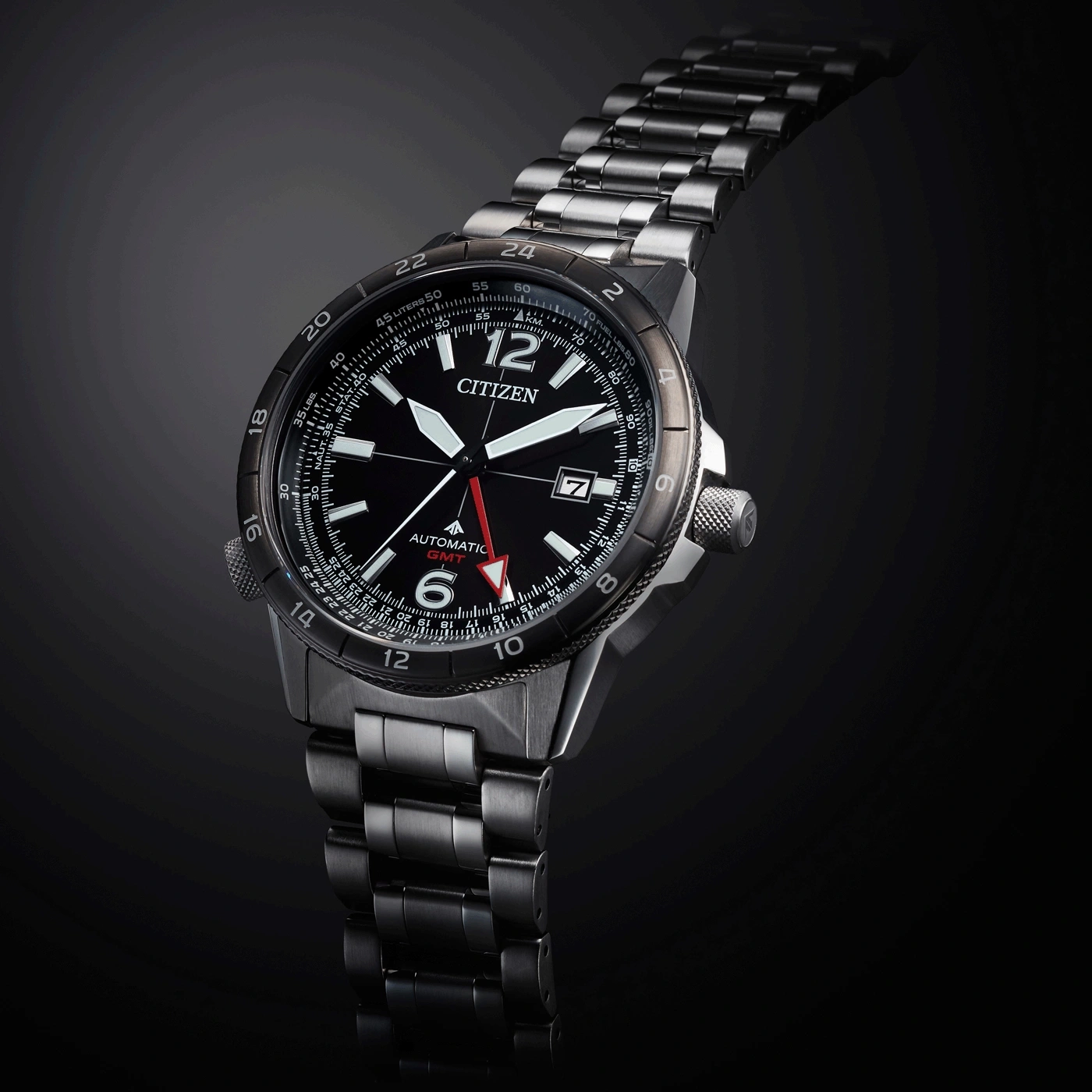 Citizen-Uhr mit schwarzem Zifferblatt, GMT, Automatik, Edelstahlband und Datumsanzeige.