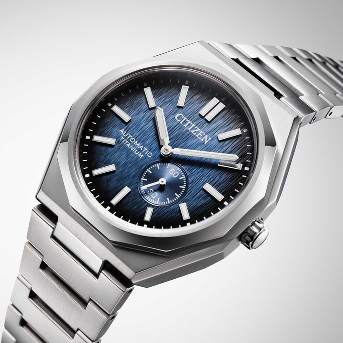 Citizen-Uhr mit blauem Zifferblatt und Titanarmband, Nahaufnahme.
