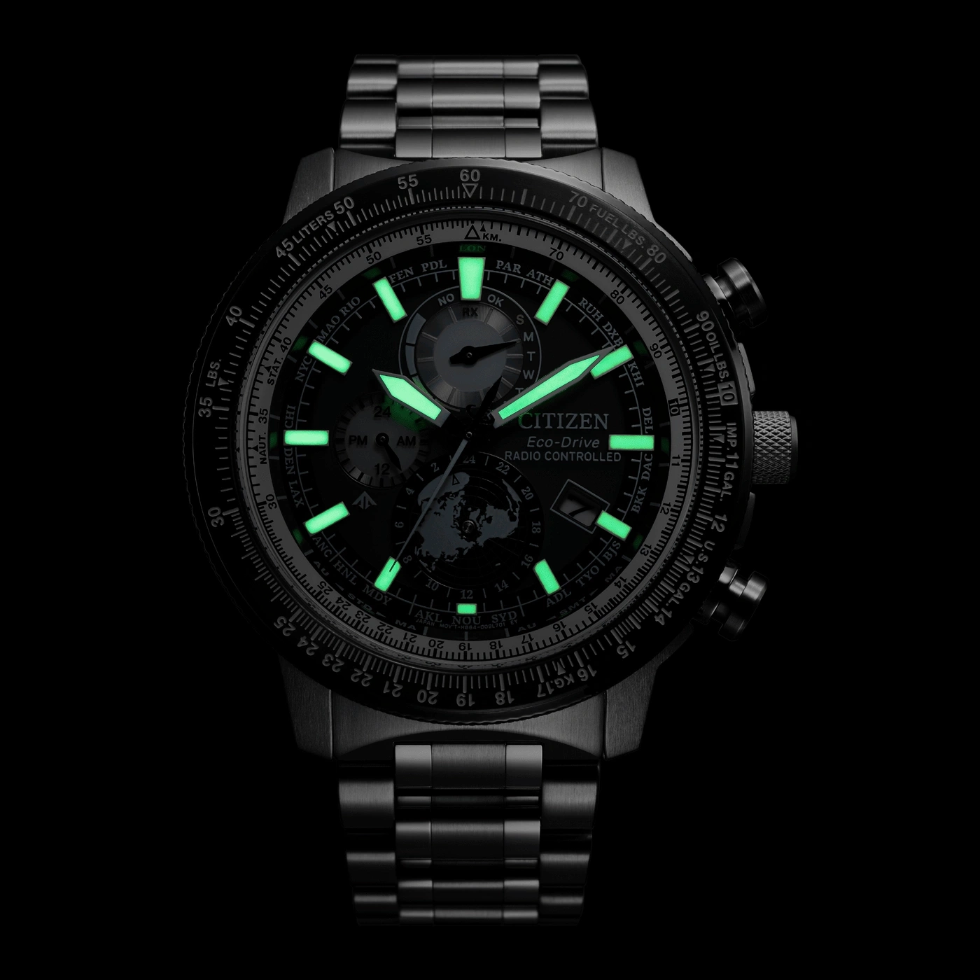 Citizen Eco-Drive Uhr mit leuchtenden Zeigern und Markierungen auf schwarzem Hintergrund.