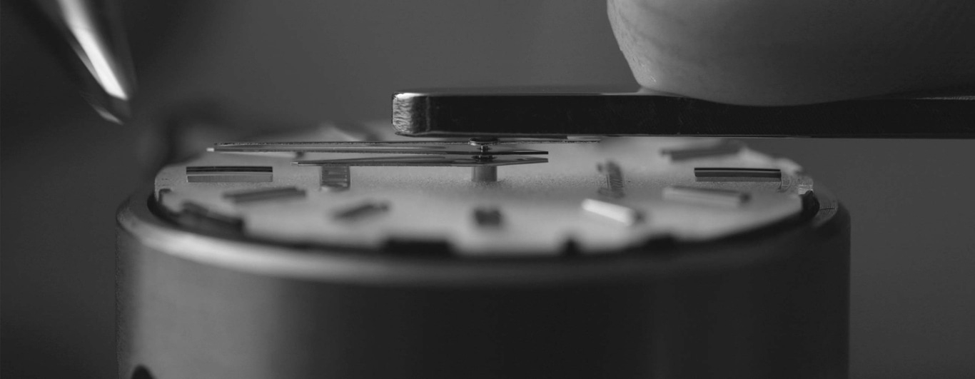 Nahaufnahme des Uhrenmechanismus, der mit Werkzeugen montiert wird, Präzision und Detail.