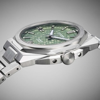 Nahaufnahme einer grünen Citizen Series 8 Automatik-Uhr mit Metallarmband.