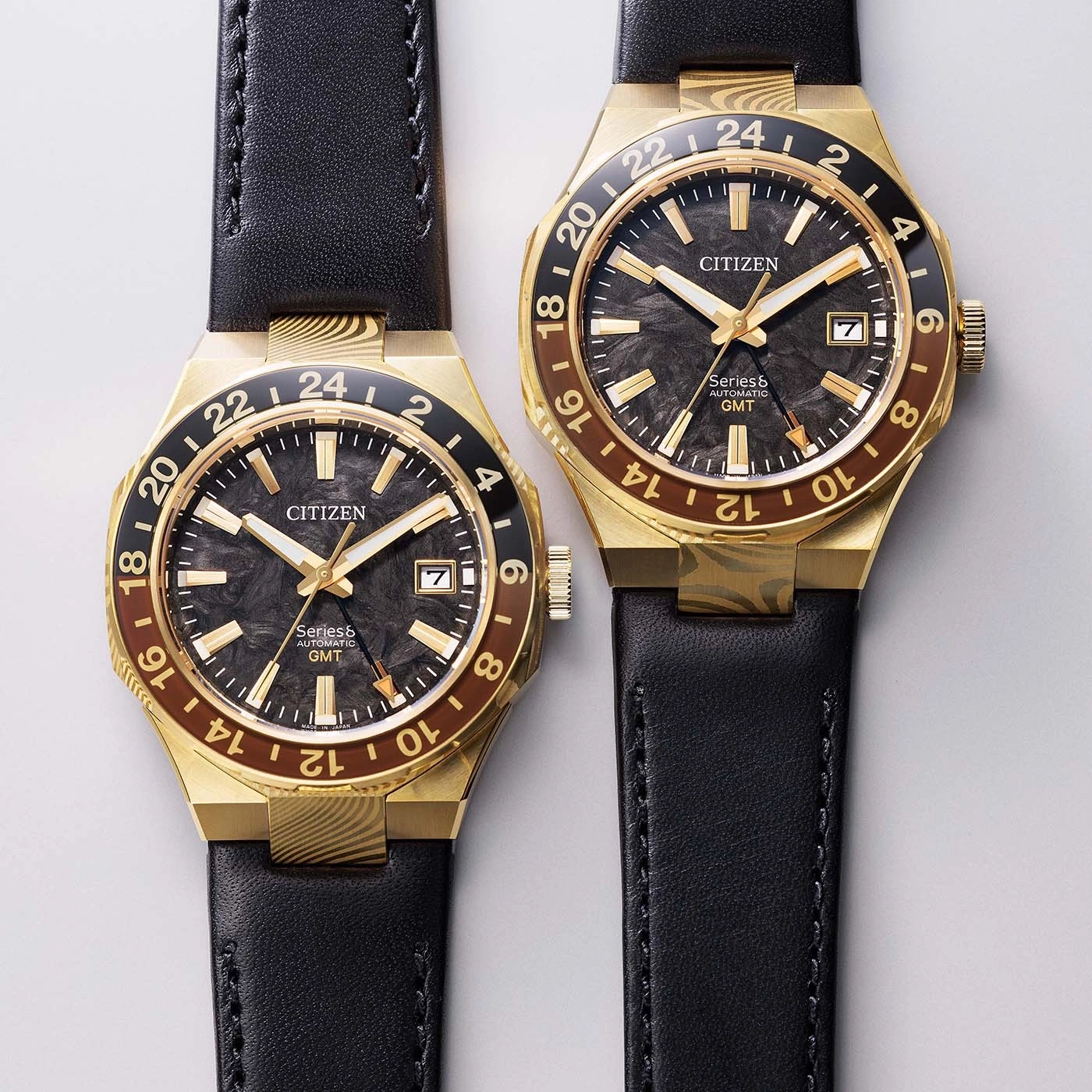 Zwei goldene Citizen GMT-Uhren mit schwarzen Lederarmbändern