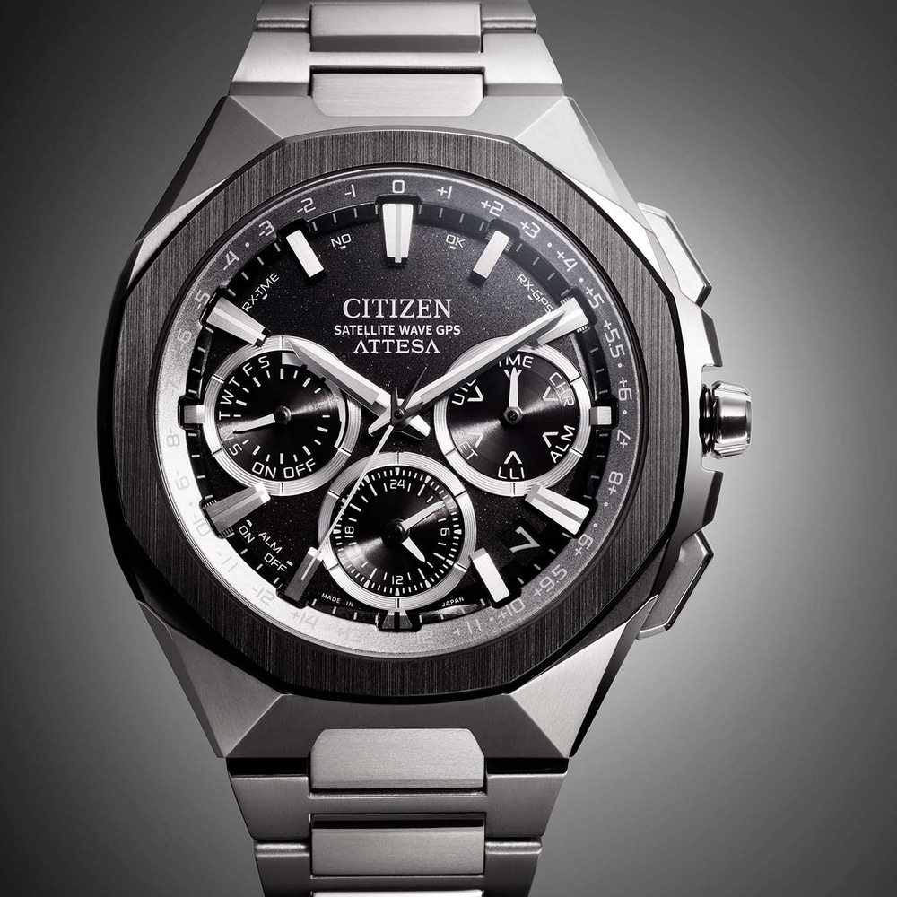 Citizen Attesa Uhr mit schwarzem Zifferblatt, Satellitenwellen-GPS und Edelstahlarmband.