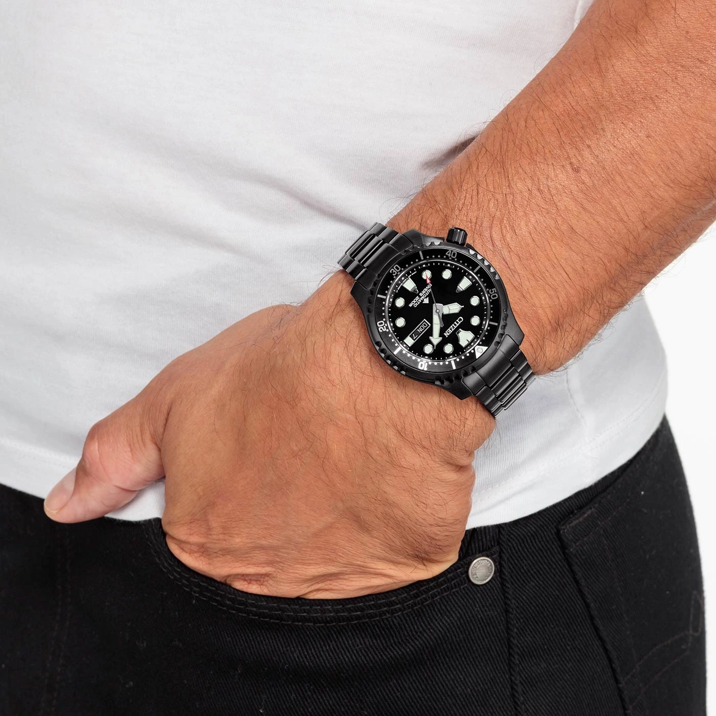 Mann mit schwarzer Uhr, weißem Hemd und schwarzer Jeans. Detail der Armbanduhr.