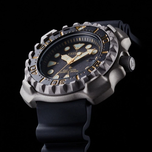 Nahaufnahme einer Citizen Eco-Drive Taucheruhr mit schwarzem Armband.