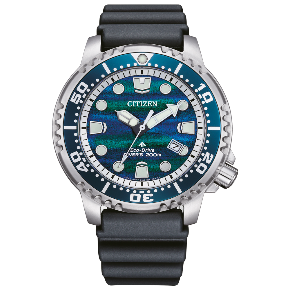 Eine Citizen Eco-Drive Taucheruhr mit blau-grünem Zifferblatt und schwarzem Band.