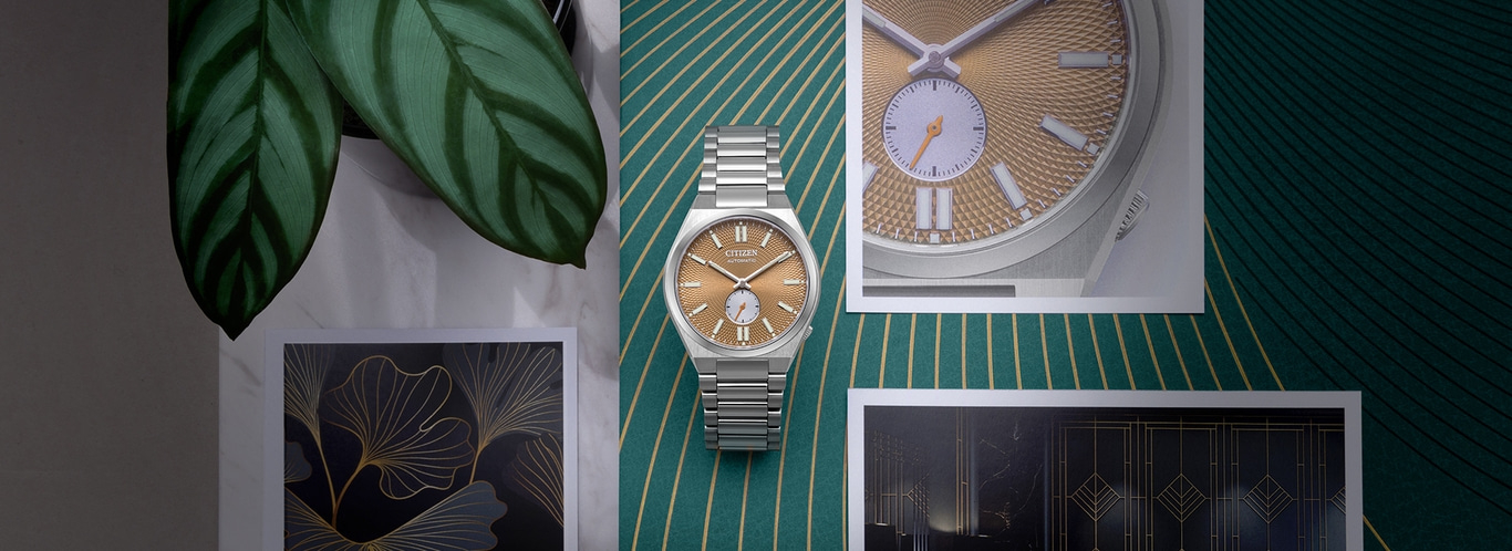 Uhr auf grünem Hintergrund mit Blättern und Kunstdrucken