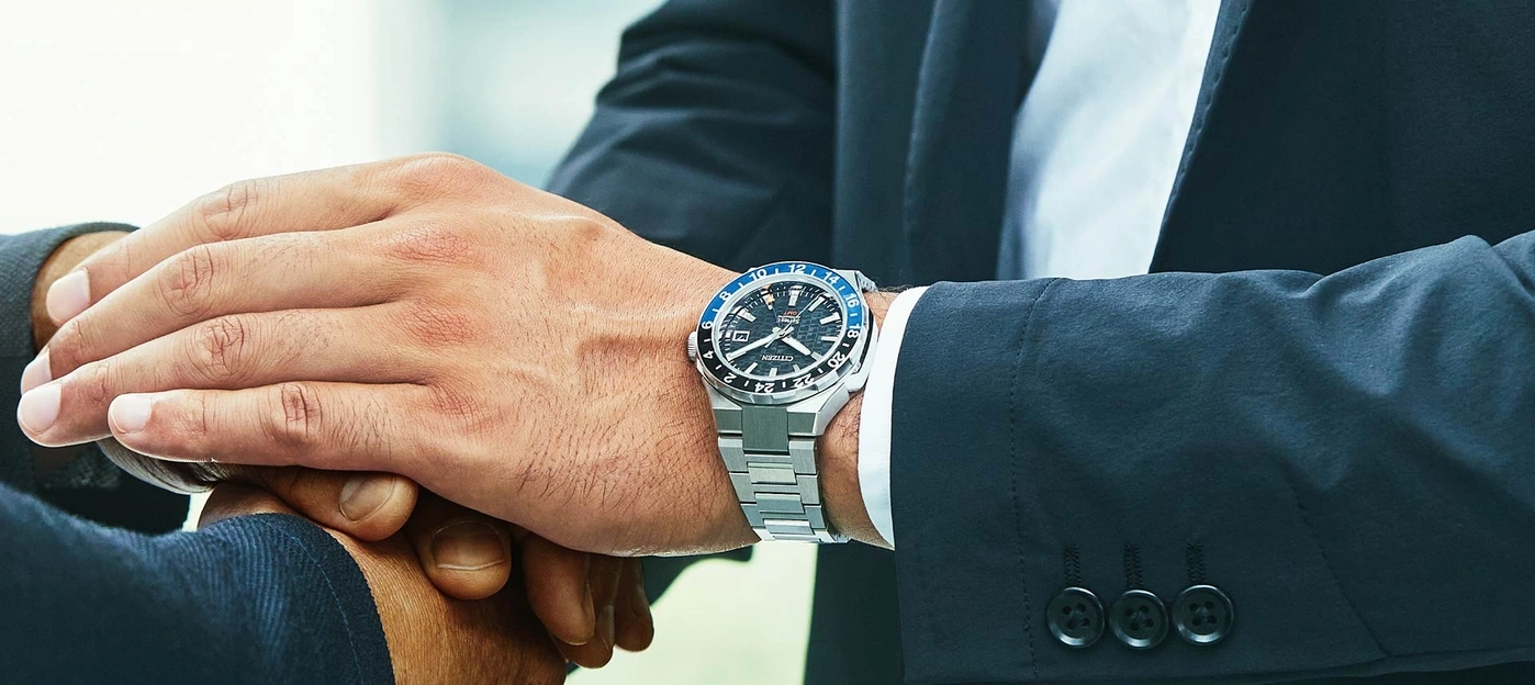 Mann mit Uhr, Händeschütteln, Business-Kleidung, Nahaufnahme, Geschäft
