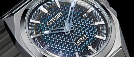 Nahaufnahme einer Citizen Series 8 Automatik-Uhr mit detailliertem Zifferblatt.
