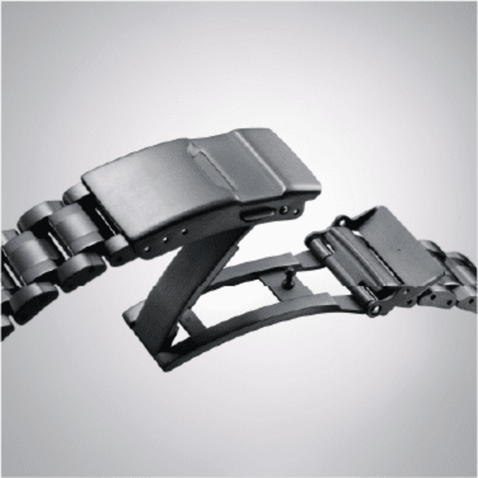 Nahaufnahme einer schwarzen Uhrenarmband-Schließe, offen und zum Schließen bereit.