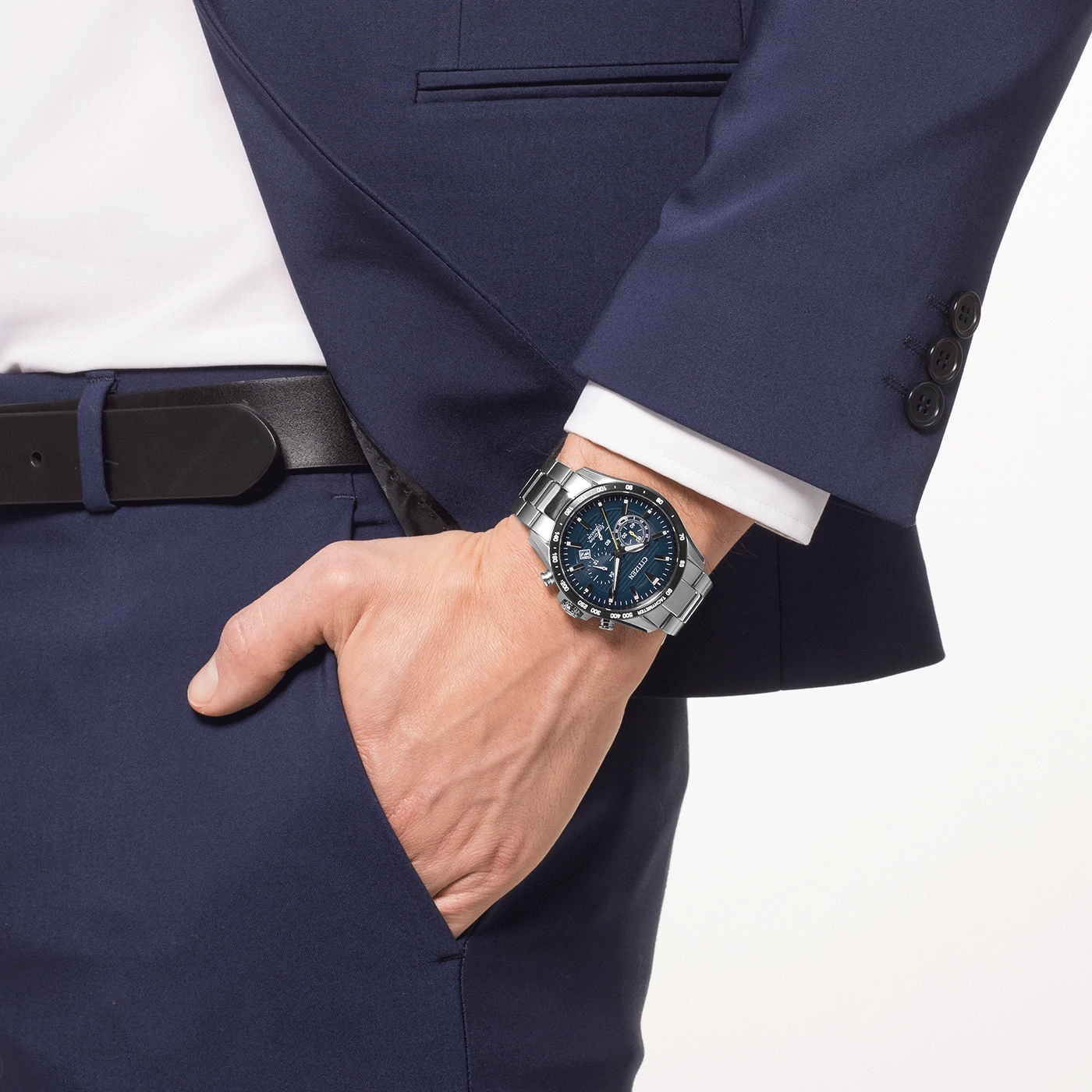 Mann im Anzug mit Uhr, Hand in der Tasche, Business-Kleidung, formelle Kleidung