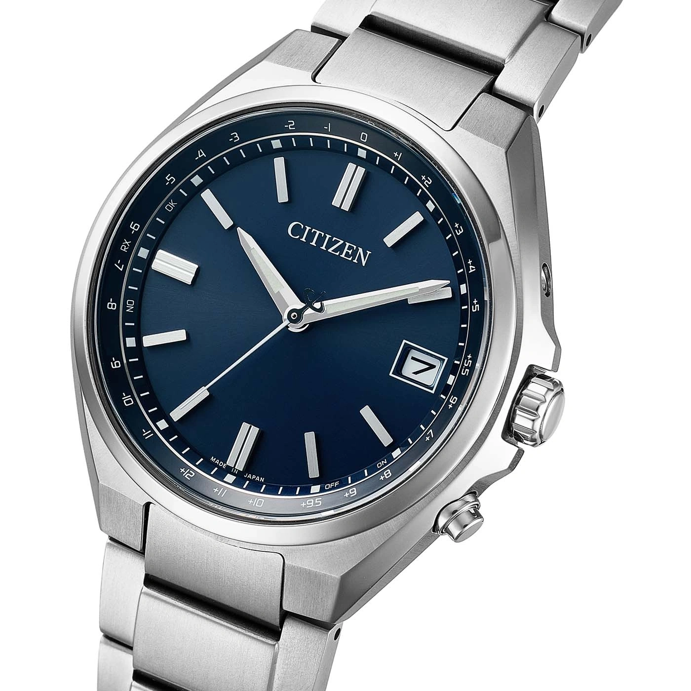 Eine Citizen-Uhr mit blauem Zifferblatt und silbernem Armband wird gezeigt.