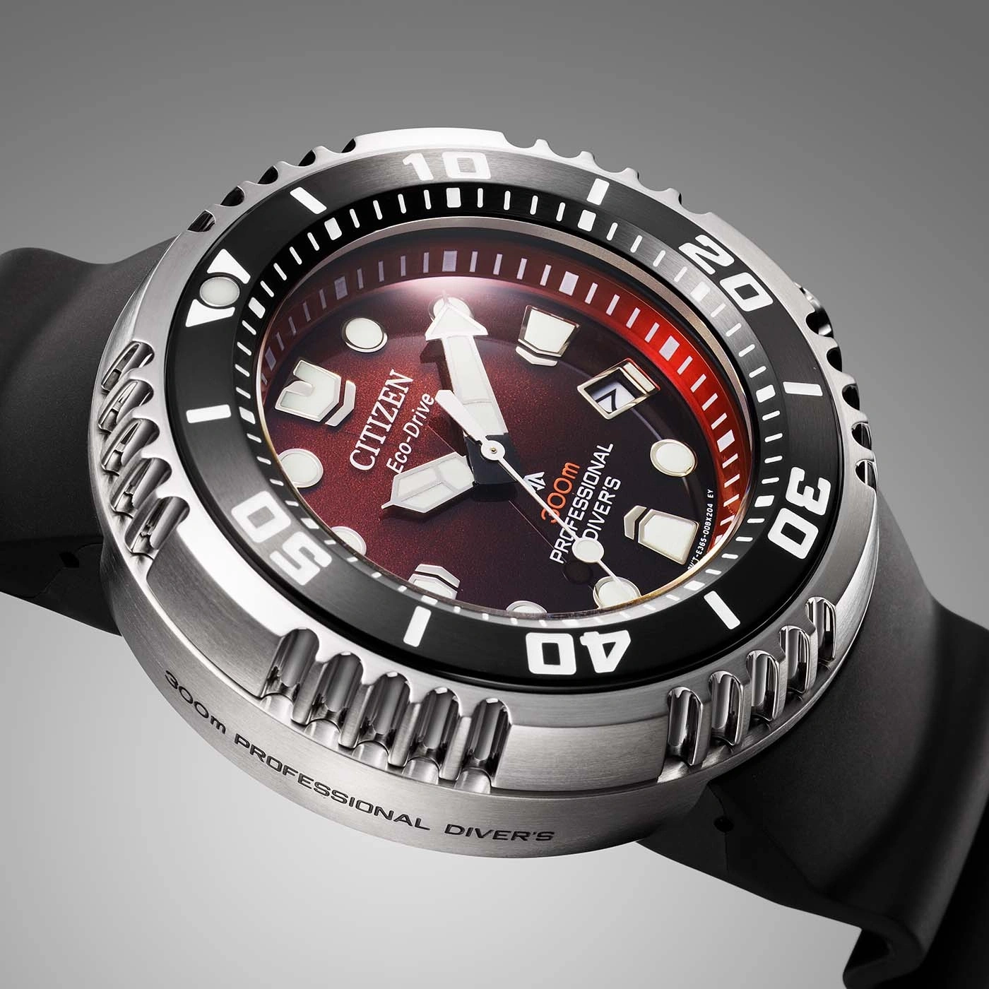 Nahaufnahme einer Citizen Eco-Drive Profi-Taucheruhr mit schwarzer Lünette.