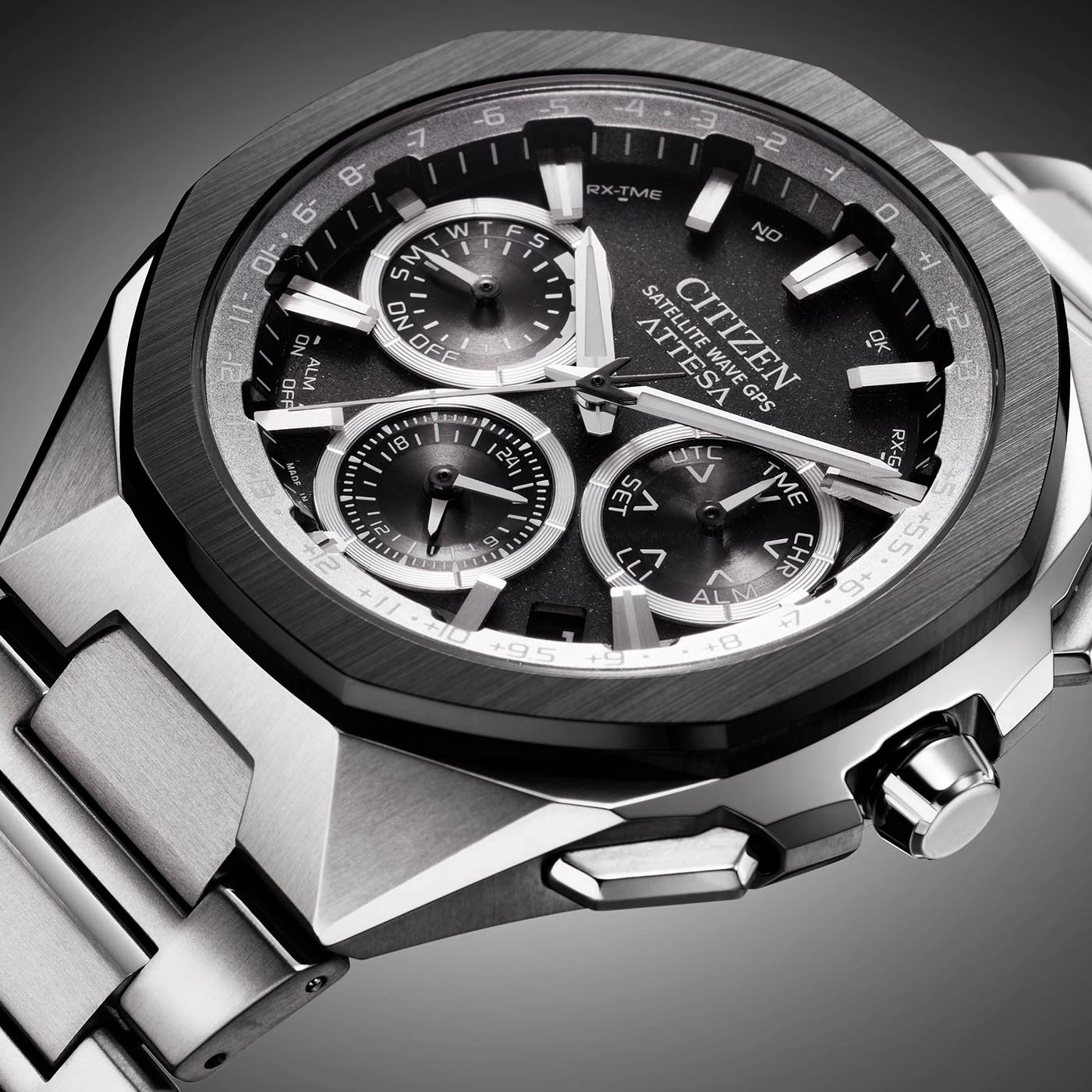 Citizen Attesa Uhr, schwarzes Zifferblatt, silbernes Armband, Satellitenwellen-GPS, Nahaufnahme.