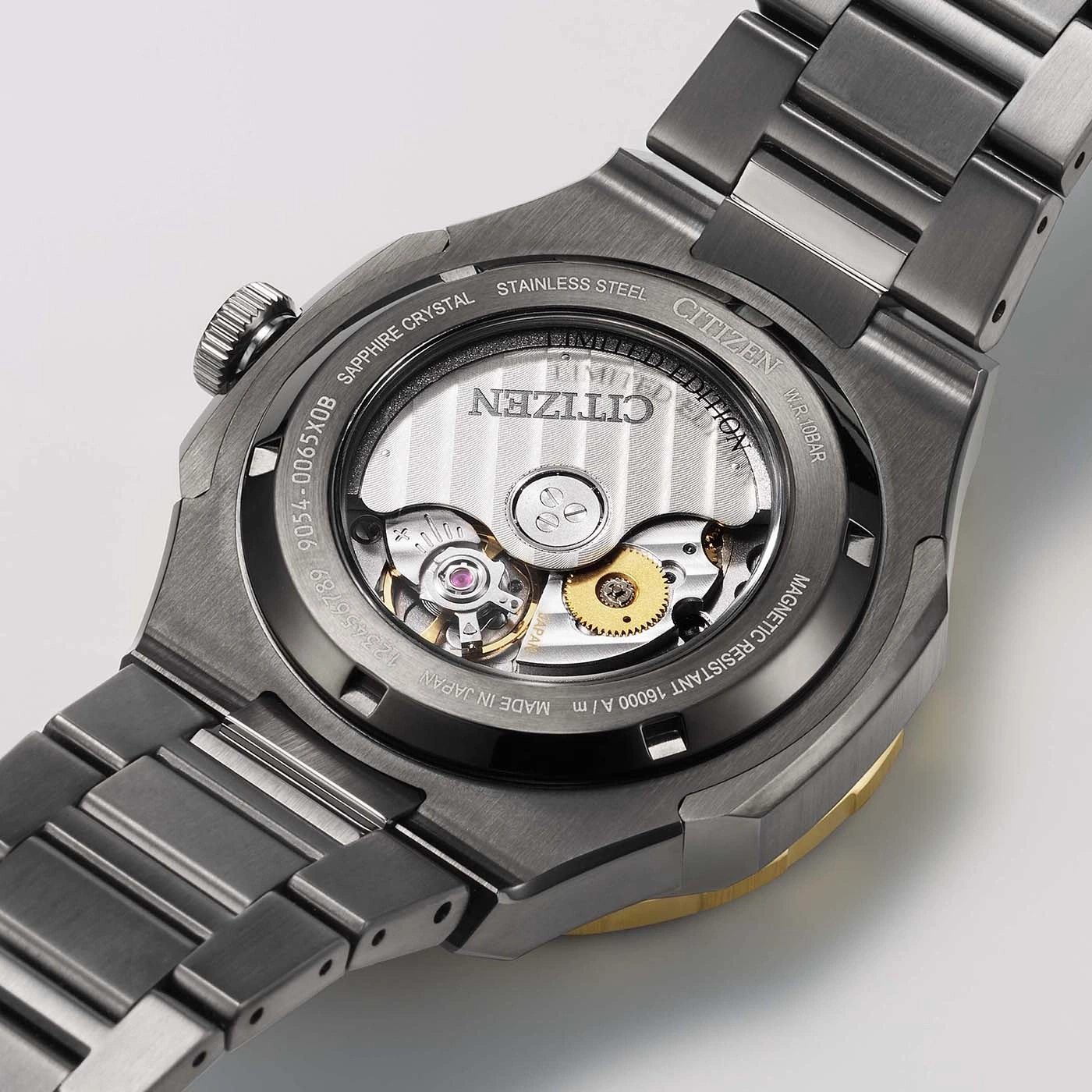 Nahaufnahme einer Citizen-Uhr mit sichtbarem Mechanismus und Edelstahlarmband.