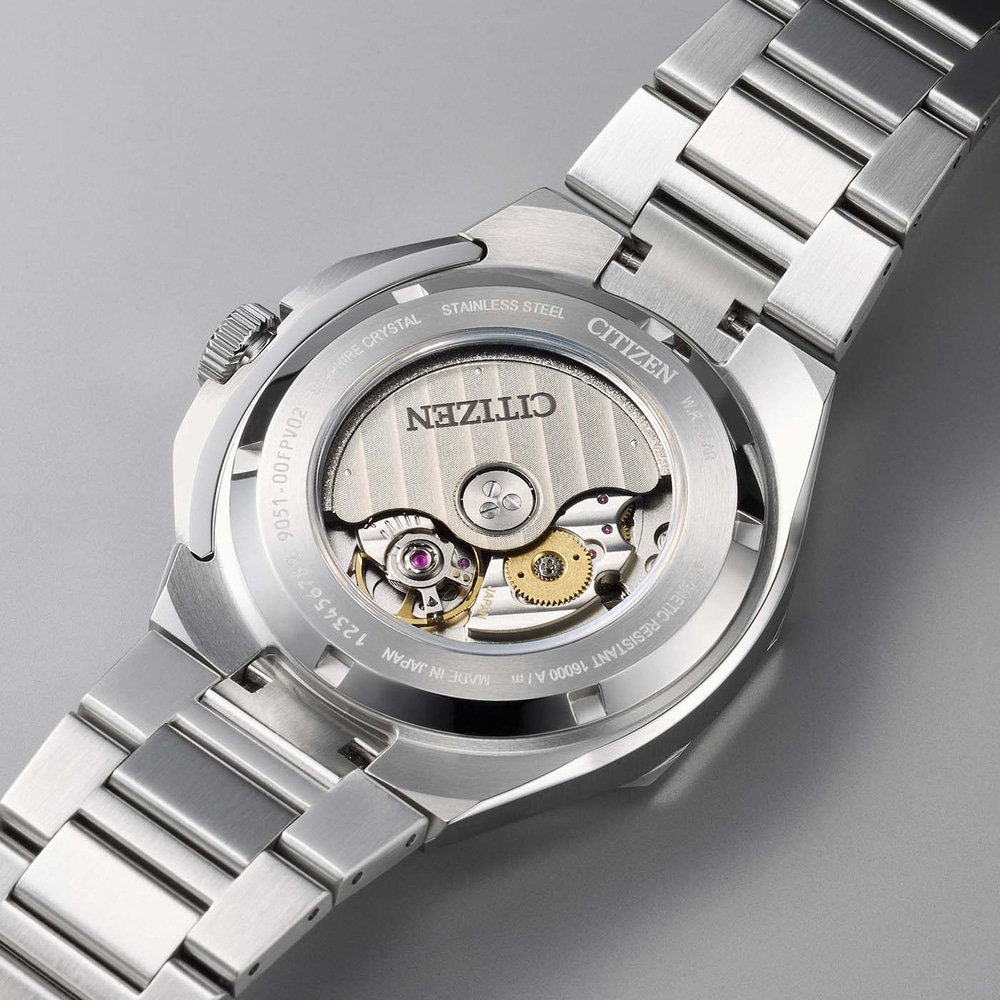 Rückseite einer Citizen-Uhr mit sichtbarem Uhrwerk und Metallarmband.
