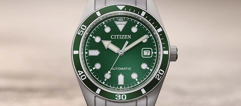 Nahaufnahme einer grünen Citizen Automatik-Uhr mit Datumsanzeige.