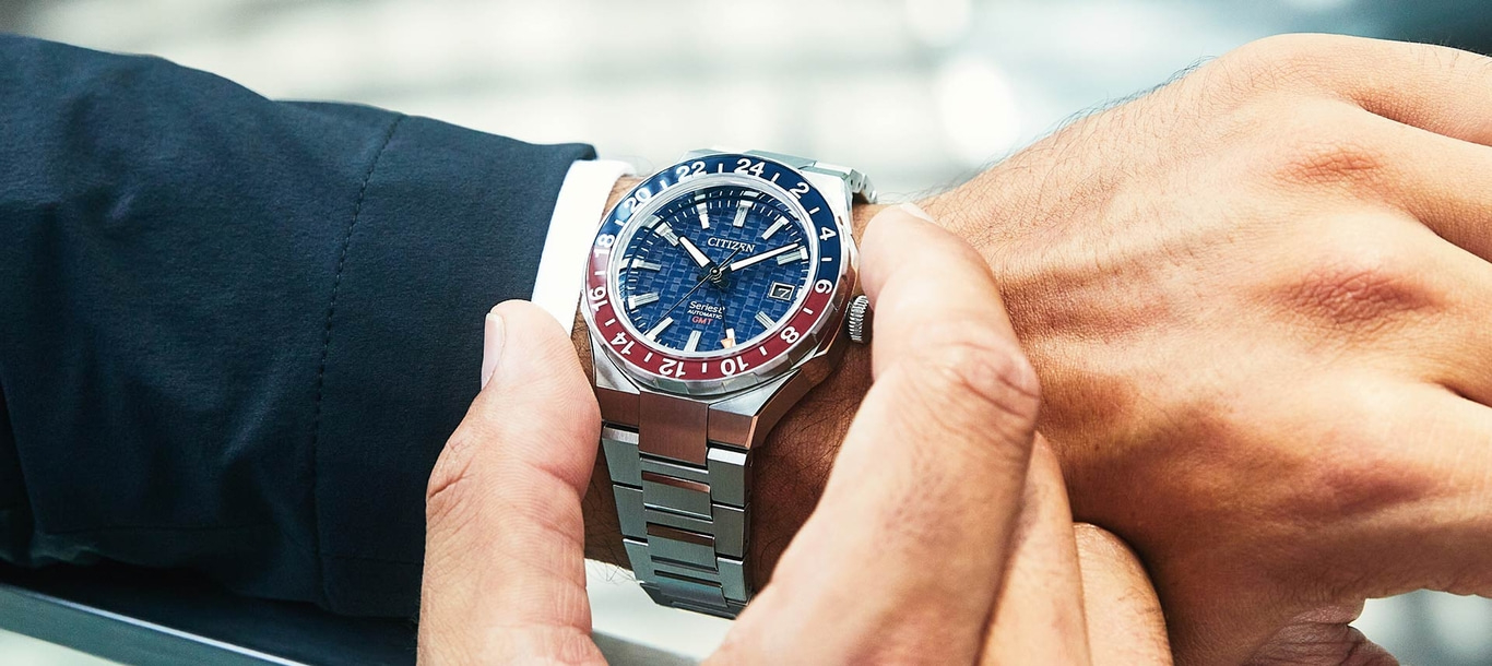 Nahaufnahme des Handgelenks eines Mannes mit einer Citizen-Uhr, die Details der Uhr zeigend.