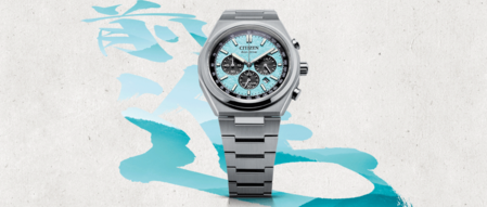 Citizen-Uhr mit hellblauem Zifferblatt und silbernem Armband auf weißem Hintergrund.