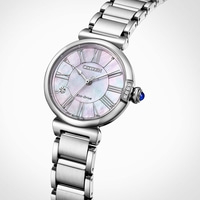 Nahaufnahme einer Citizen Eco-Drive Uhr mit Perlmuttzifferblatt und römischen Ziffern.