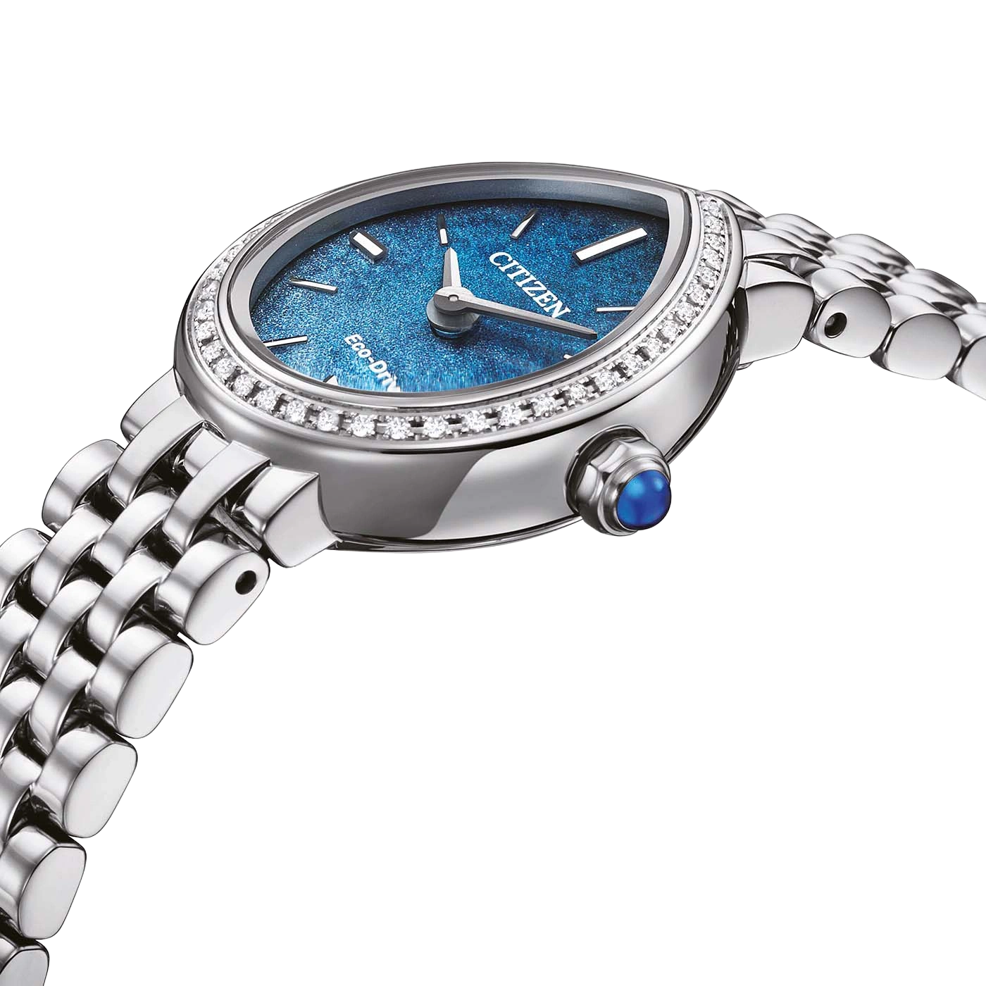 Nahaufnahme einer silbernen Citizen Eco-Drive Uhr mit blauem Zifferblatt und Diamanten.