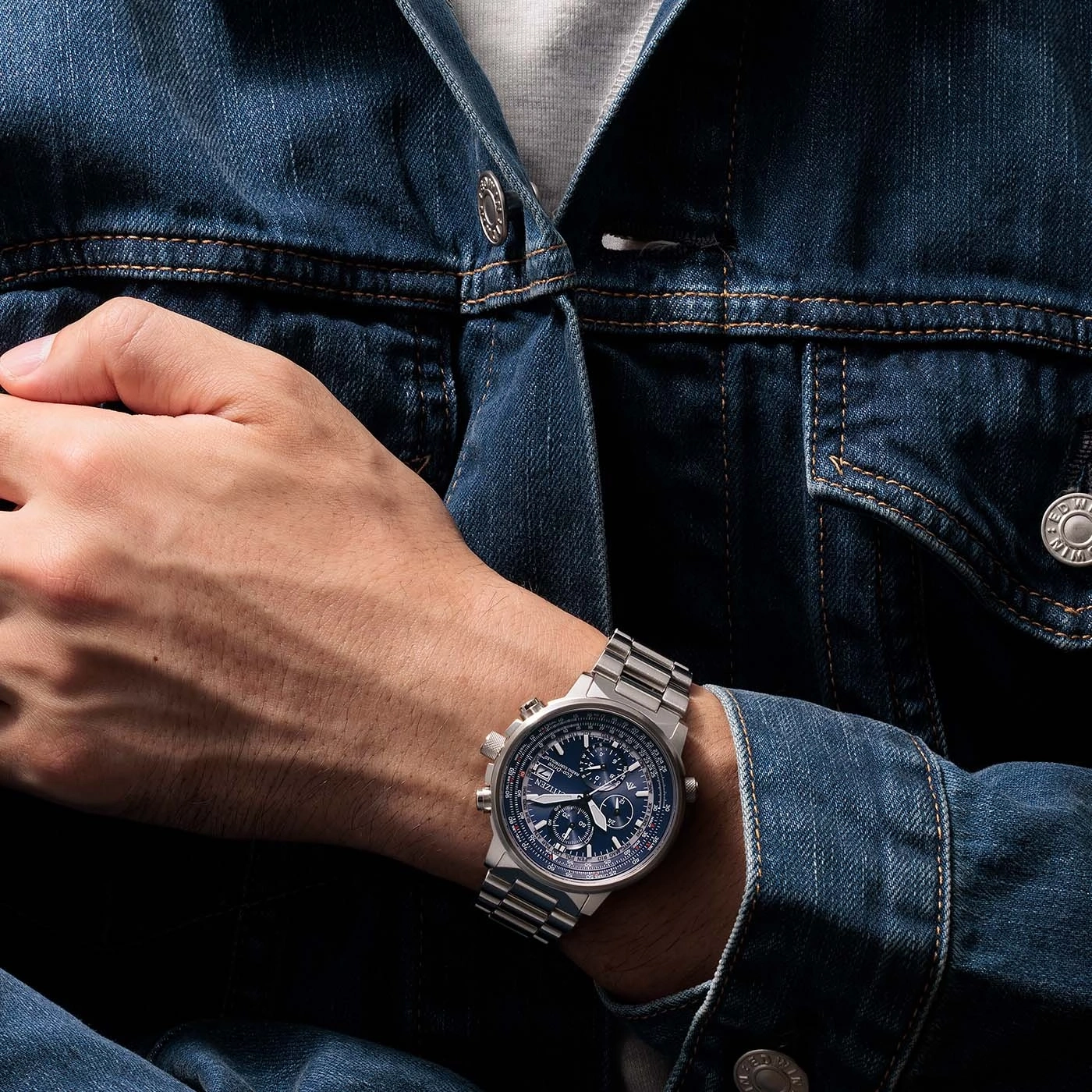 Mann trägt Uhr am Handgelenk, Jeansjacke, Nahaufnahme, stilvolles Accessoire